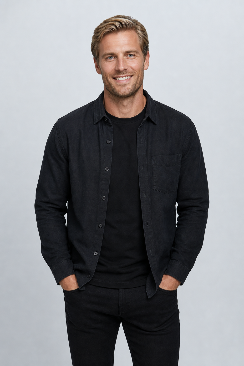 Hombre rubio sonriendo